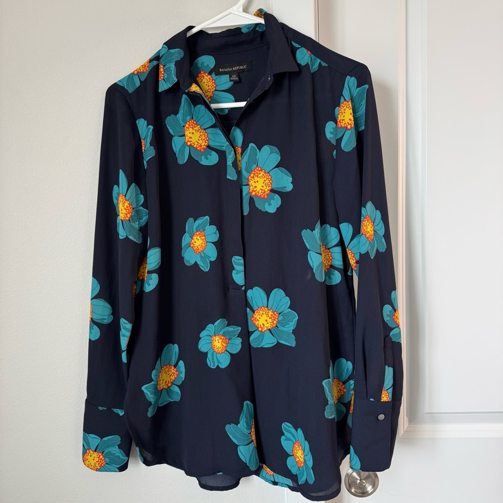 Banana Republic Navy Blue Floral Popover Blouse Size XS Polyester Buttons - Picture 2 of 14